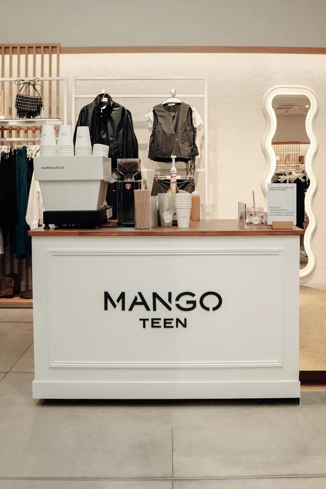 Coffee cart Oasis Café installé dans la boutique Mango Teen