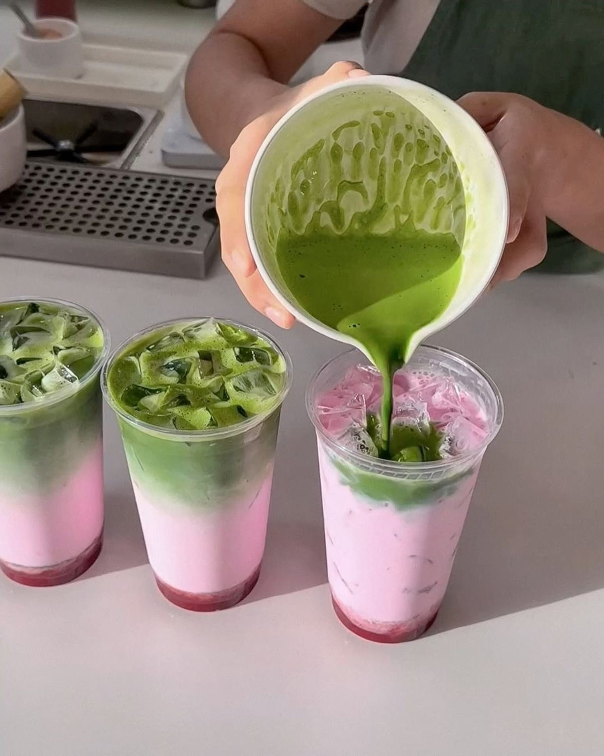 Barista préparant des matcha
