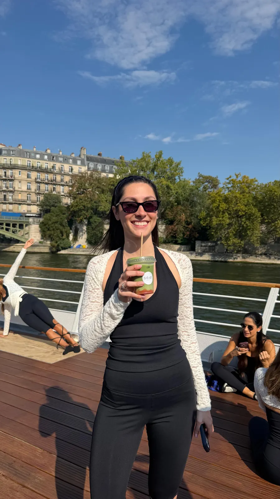 Une invitée savoure un matcha glacé au sticker Sié & Six après le cours de pilates