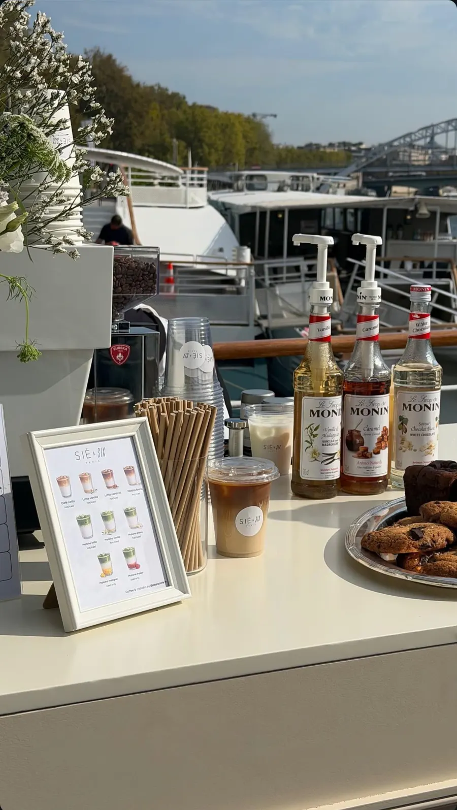 Sirops Monin, café glacé et cookies sur le comptoir du coffee cart Oasis